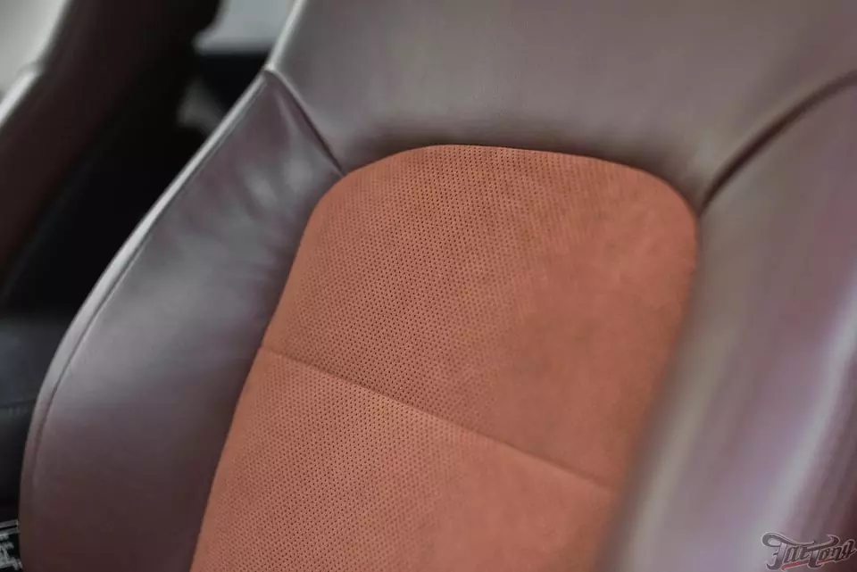 Toyota LC200. Замена центральных частей сидений на алькантару с нашей фирменной перфорацией, с целью сохранения функции обдува! Шумоизоляция дверей и окрас центральной консоли в рояльный лак!